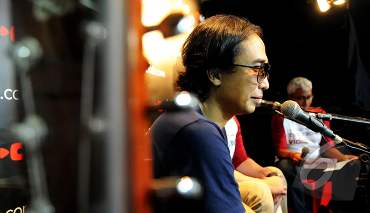 Piyu memberikan komentar tentang kualitas suara pemenang Music Video Contest yang diselenggarakan oleh Vidio.com, Jakarta, Jumat (30/1/2015). (Liputan6.com/Faisal R Syam)