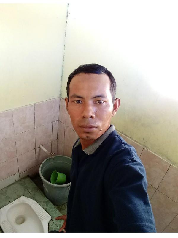 Pria Ini Punya Hobi Selfi Di Kamar Mandi, 7 Potretnya Malah Bikin Geli (sumber:Instagram/@selfiekamarmandi)