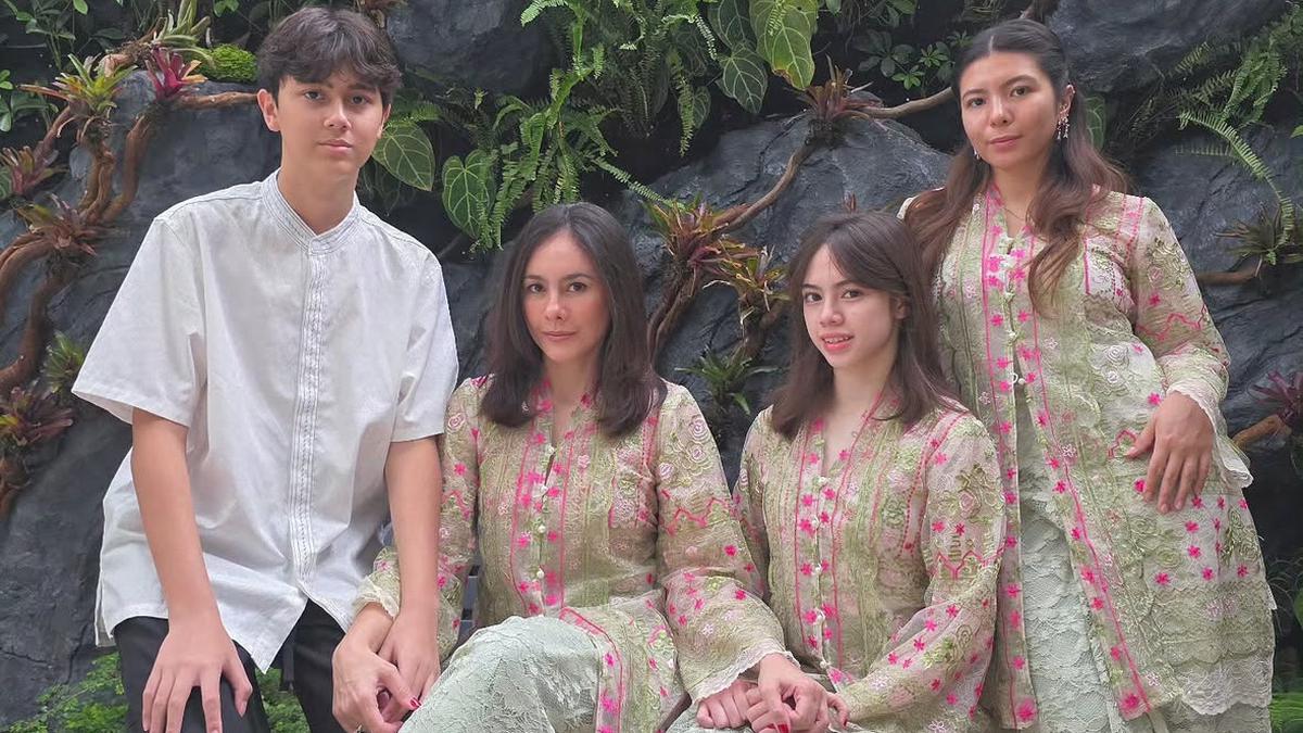 Sederet Busana Artis di Lebaran ke-2 Tampil Kompak dengan Keluarga hingga Pasangan, Wulan Guritno, Maudy Ayunda, Ayu Ting Ting