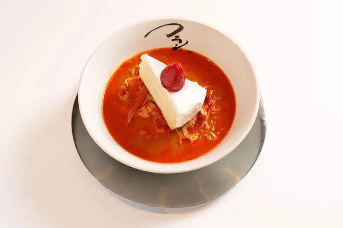 Miso ramen dengan sepotong strawberry shortcake (Franken Restaurant/Instagram)