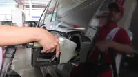 Sebuah mobil mengisi BBM jenis solar di SPBU kawasan Kuningan, Jakarta, Kamis (8/10/2015). Pemerintah menurunkan harga solar dari Rp 6.900/liter menjadi Rp.6.700/liter. Harga baru berlaku mulai Jumat, 9 Oktober mendatang. (Liputan6.com/Angga Yuniar)