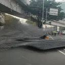 Truk Terguling di Tomang, Besi 30 Ton Berserakan Tutup Akses Tol Kebon Jeruk
