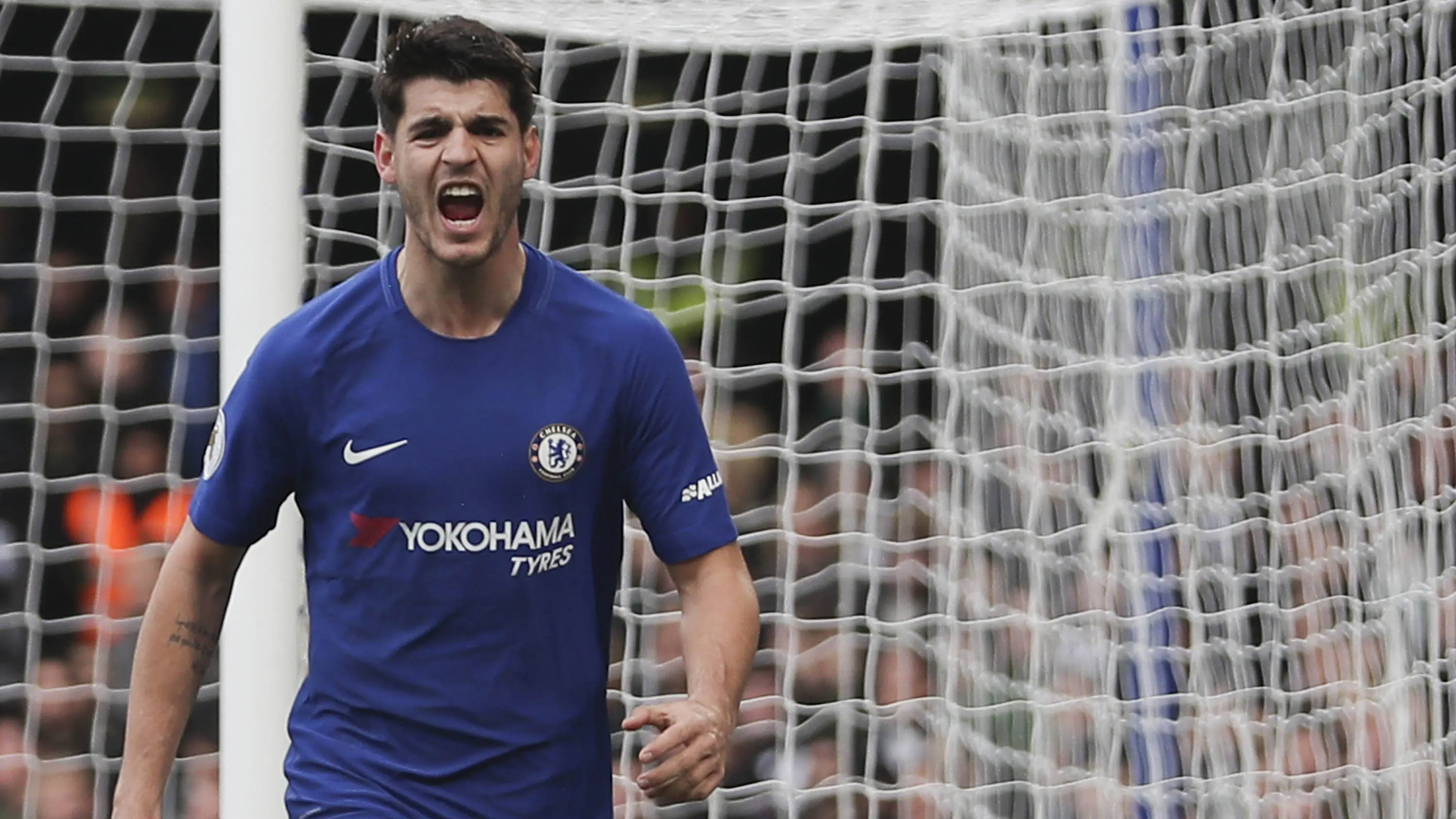 Striker Chelsea, Alvaro Morata, merayakan gol yang dicetaknya ke gawang Newcastle pada laga Premier League di Stadion Stamford Bridge, London, Sabtu (2/12/2017). Chelsea menang 3-1 atas Newcastle. (AFP/Daniel Leal-Olivas)