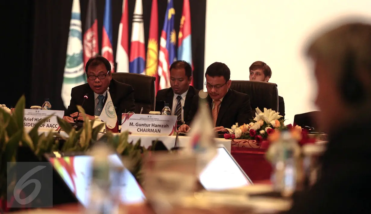 Presiden Association of Asian Constitutional Courts And Equivalent Institutions (AACC) atau perkumpulan Mahkamah Konstitusi se-Asia, Arief Hidayat saat membuka Meeting of Secretary Generals AACC, di Jakarta, Senin (30/5). (Liputan6.com/Faizal Fanani)