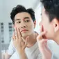 Ilustrasi menjaga kebersihan wajah pria. (Shutterstock/theshots.co)