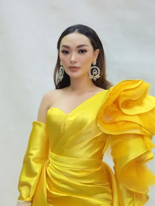 Penampilan pelantun tembang Bang Jono ini semakin cetar dengan busana kuning mengkilat ini. Ia tampil stunning dengan dress bahu terbuka. Salah satu lengannya dibuat lebih berisi dengan menambahkan layer berlapis. Riasan yang dikenakan adalah soft glam makeup yang membuat penampilan Zaskia terlihat elegan. (Liputan6.com/IG/@zaskia_gotix)