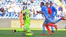 Pemain Lazio, Senad Lulic (2kiri) saat mencetak gol ke gawang Empoli pada lanjutan Serie A Italia di Stadion Olimpico, Roma, Italia, (25/9/2016). (EPA/Ettore Ferrari)