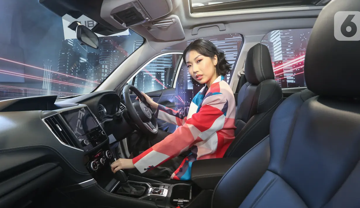 Model berpose di mobil All new Subaru Forester 2.0i-S EyeSight pada peluncuran All-new Subaru Forester di Plaza Subaru, Alam Sutera, Rabu (18/5/2022). All new Subaru Forester menawarkan dua varian, yaitu 2.0i-L dengan harga Rp 579.500.000, dan 2.0i-S EyeSight dengan harga Rp 659.500.000. (Liputan6.com/Fery Pradolo)