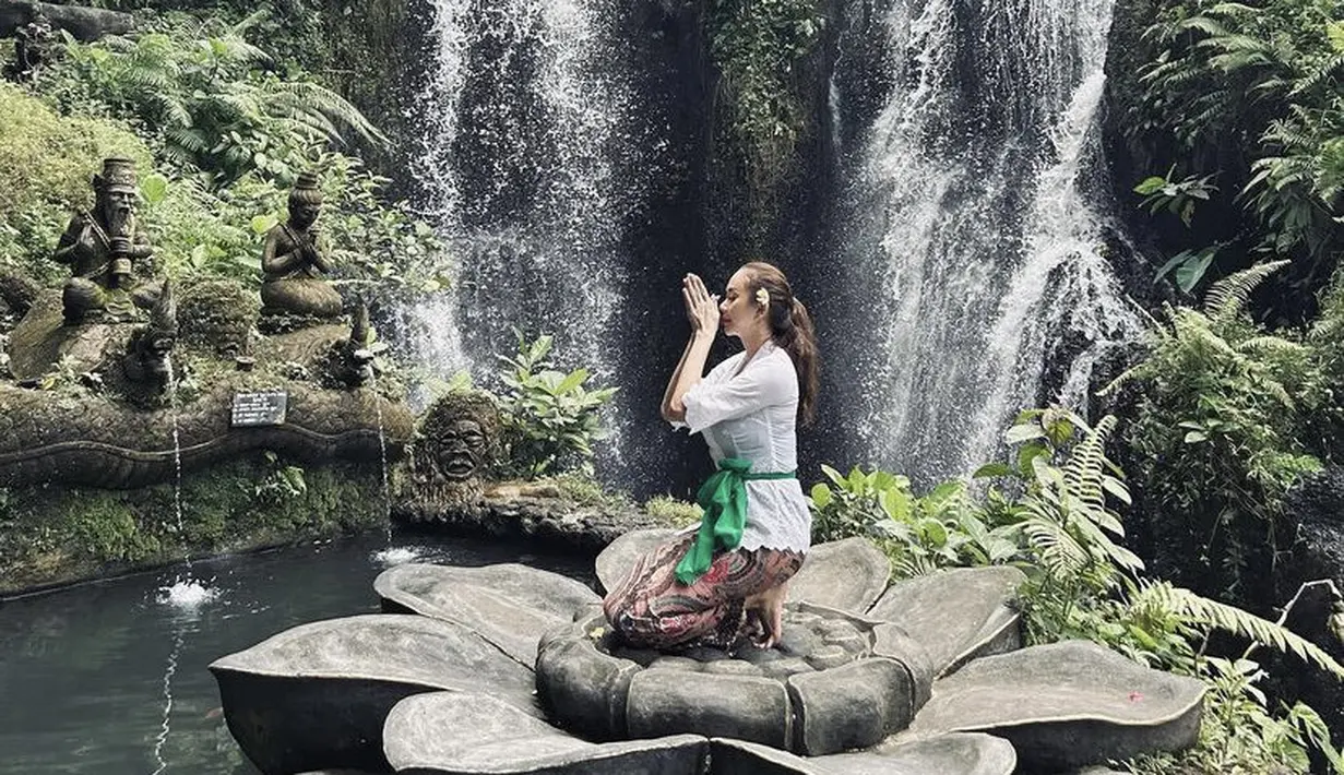 Rambutnya pun diikat kebelakang dengan mengenakan bunga di kupingnya. Wajahnya pun dibiarkan tanpa makeup. (@aurakasih)