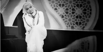 Bukan perkara mudah bagi perempuan yang menekuni karier di dunia entertainment memutuskan untuk mengenakan jilbab. Bahkan banyak selebriti yang melepas jilbab demi kariernya. Rina Nose kini merubah penampilan dengan berhijab. (Instagram/rinanose16)