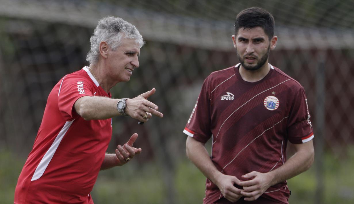 Pelatih Persija Jakarta, Ivan Kolev, berdiskusi dengan Jakhongir Abdumuminov saat latihan di Lapangan Sutasoma, Jakarta, Rabu (16/1). Ini merupakan latihan perdana yang dipimpin oleh Ivan Kolev. (Bola.com/Yoppy Renato)
