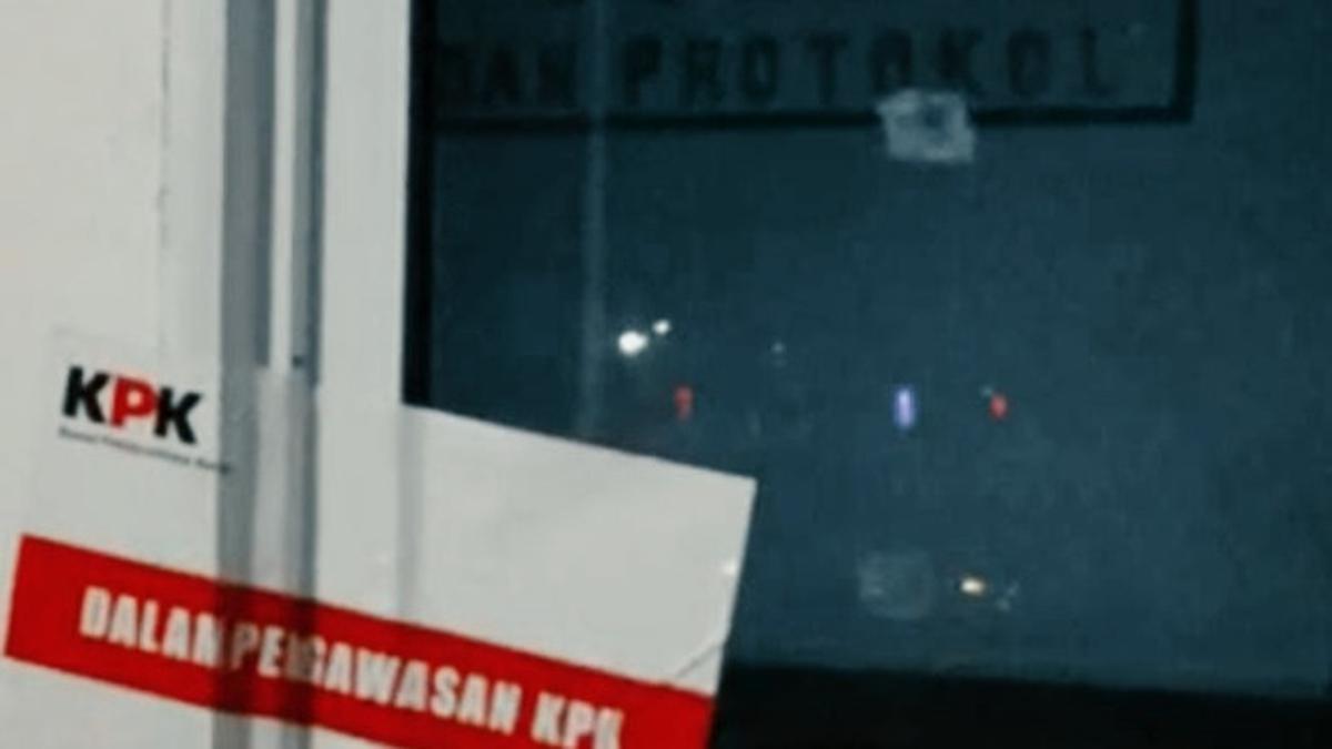 Usai Ditangkap, Bupati Kepulauan Meranti Dibawa KPK ke Pekanbaru