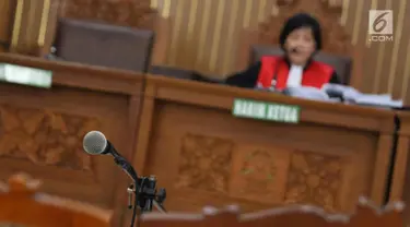 Sebuah mic yang diperuntukkan tersangka Jonru Ginting tidak hadir dalam sidang gugatan praperadilan di PN Jakarta Selatan, Selasa (21/11). Majelis hakim menolak seluruh gugatan praperadilan yang diajukan tersangka Jonru. (Liputan6.com/Immanuel Antonius)