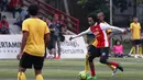 Aksi mantan striker timna, Rochy Putiray. (Bola.com/Arief Bagus)