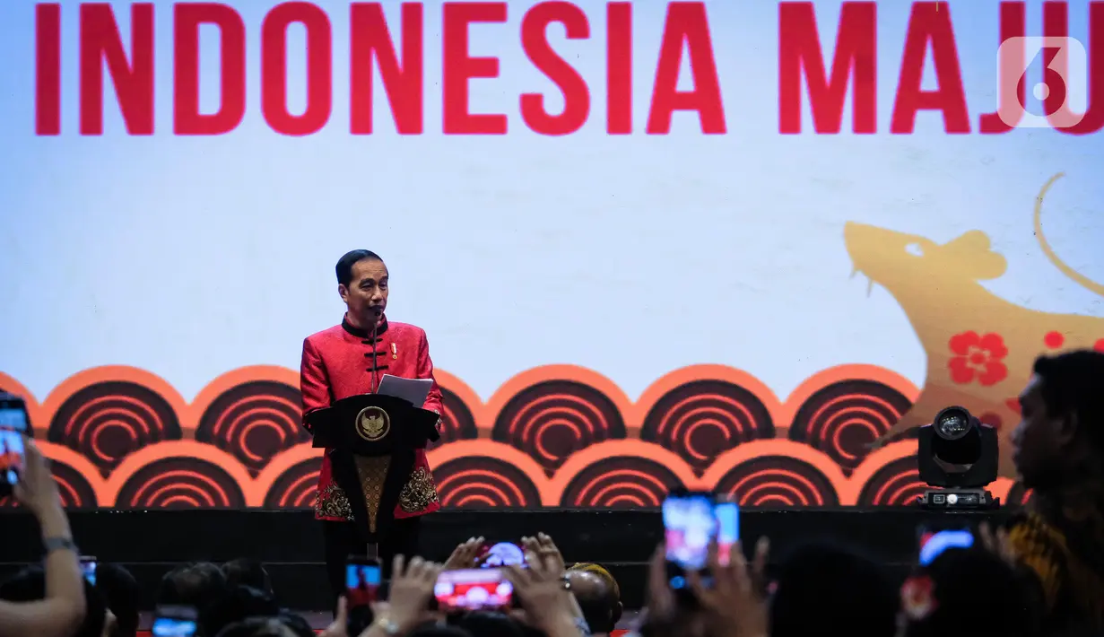 Presiden Joko Widodo (Jokowi) memberi sambutan saat menghadiri Perayaan Imlek Nasional 2020 di ICE BSD Tangerang Selatan, Kamis (30/1/2020). Perayaan Imlek Nasional 2020 mengangkat tema "Bersatu untuk Indonesia Maju". (Liputan6.com/Faizal Fanani)