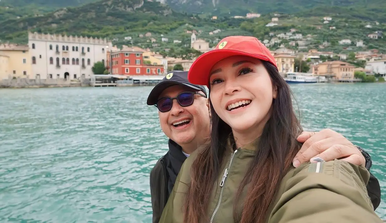 Momen-momen keseruan keduanya saat di Italia pun dibagikan di akun Instagram. Keduanya juga tak ragu memperlihatkan kemesraan lewat pilihan busana yang serasi.