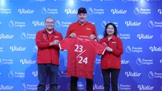 Kiper legendaris Manchester United, Peter Schmeichel (tengah), didampingi Managing Director Vidio, Monika Rudijono (kanan), dan CFO Vidio William Djumadi, berpose disela-sela konferensi pers pengumuman pemegang hak siar Premier League 2023/2024 di Indonesia oleh Vidio.com di SCTV Tower, Jakarta, Jumat (4/8/2023). (Bola.com/M Iqbal Ichsan)