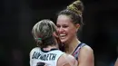 Atlet voli asal AS, Kelsey Robinson memeluk rekanya usai menang atas Belanda di ajang Olimpiade Rio 2016 di Maracanazinho, Brasil, (8/8). Atlet 24 tahun ini bermain sebagai spiker luar dan memiliki tinggi 1,88m. (AFP PHOTO/PEDRO Ugarte)