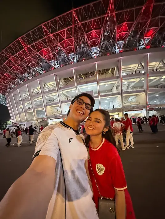 Syifa Hadju tampil anggun dalam jersey merah Timnas, serasi dengan El Rumi yang mengenakan jersey putih. Pasangan ini tampil sederhana namun tetap menawan dalam dukungan mereka terhadap Timnas. [@syifahadju].
