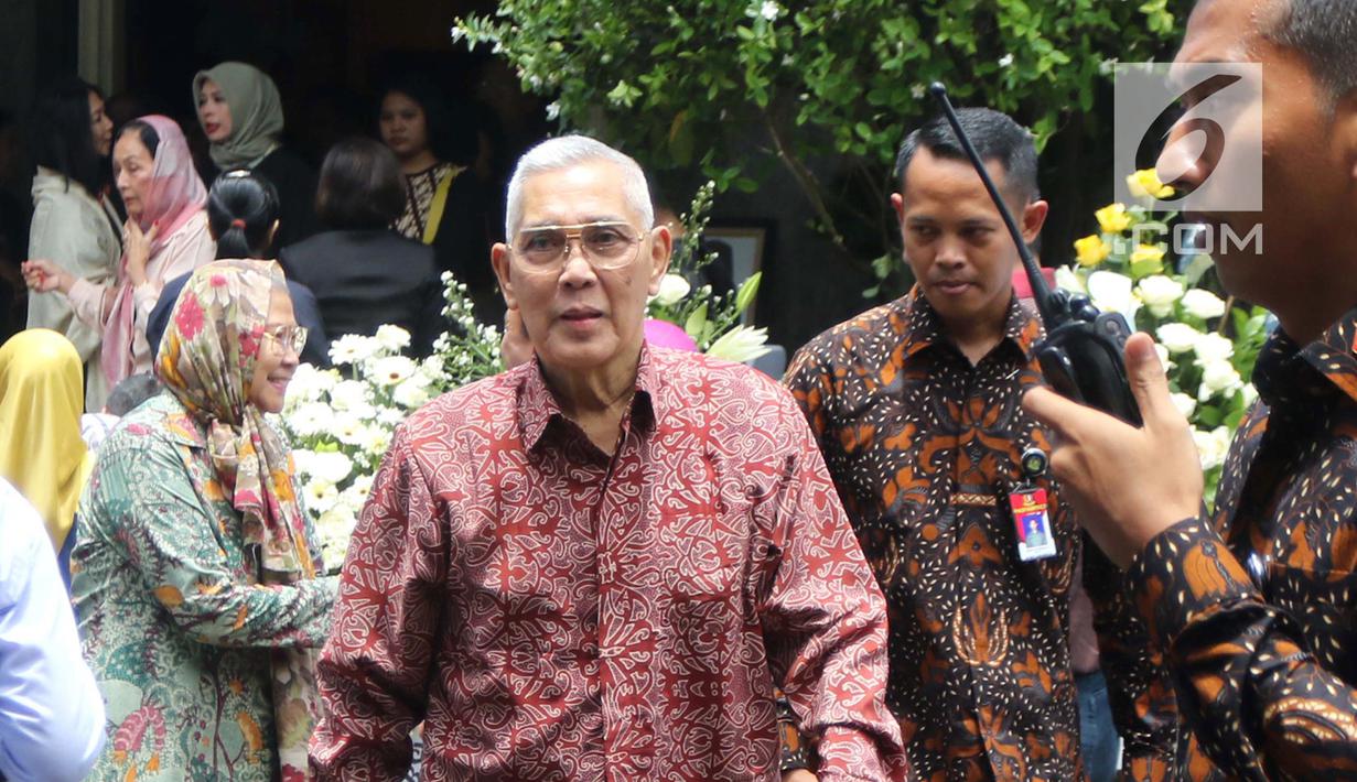 Wakil presiden Indonesia keenam, Try Sutrisno melayat ke kediaman Probosutedjo di Jakarta, Senin (26/3). Probosutedjo meninggal di RSCM pukul 07.05 WIB pagi tadi. (Liputan6.com/Arya Manggala)
