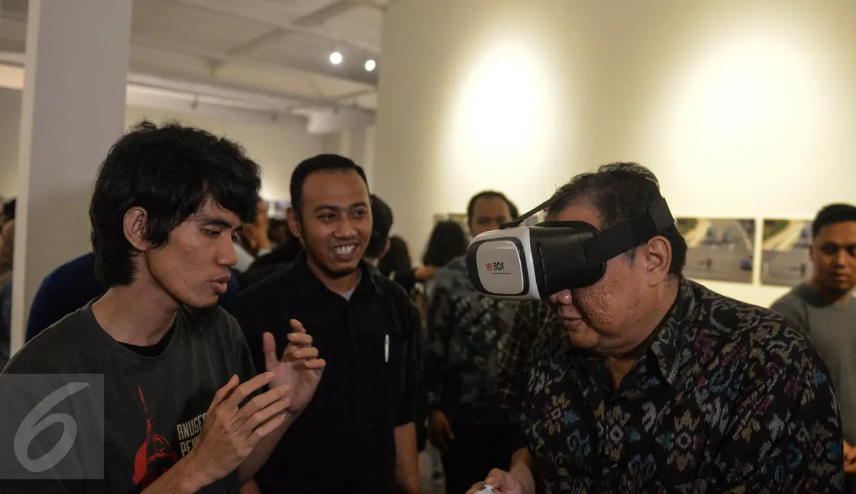 Menteri Koperasi dan UKM, AAGN Puspayoga mencoba virtual box (VRbox) usai meresmikan pembukaan Anugerah Pewarta Foto Indonesia (APFI) 2017 di Jakarta, Jumat (21/4). (Liputan6.com/Faizal Fanani)