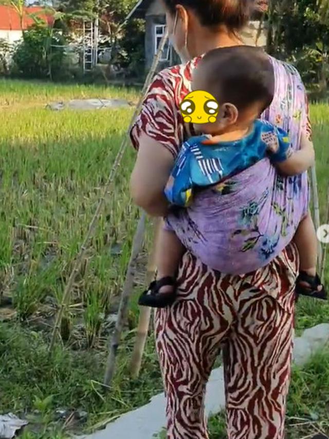 Tampil Sederhana, Ini 6 Potret Vicky Pakai Kain Jarik saat Momong Buah Hati