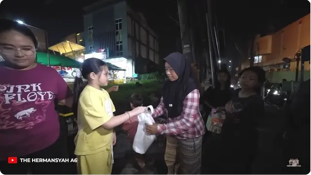 Potret 6 Seleb Bagi-Bagi Hampers ke Warga Jelang Lebaran, Banjir Pujian