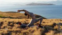 Potret Kirana Larasati saat Yoga di Alam Bebas. (Sumber: Instagram.com/kiranalarasati)