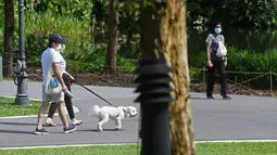 Orang-orang mengenakan masker saat berjalan-jalan di Singapore Botanic Gardens, Singapura, pada 18 November 2020. (Xinhua/Then Chih Wey)