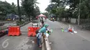  Pedagang dan warga berada di sekitar ruang sidang kasus penistaan agama dengan terdakwa Gubernur DKI Basuki T Purnama, Jakarta, Senin (13/2). Memasuki masa tenang Pilkada, kondisi di luar sidang terpantau lebih sepi. (Liputan6.com/Immanuel Antonius)
