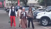 Korban pelecehan Miss Universe Indonesia didampingi kuasa hukumnya, Mellisa Anggraini di Polda Metro Jaya, Senin (14/8/2023). (Dok. via M. Altaf Jauhar)