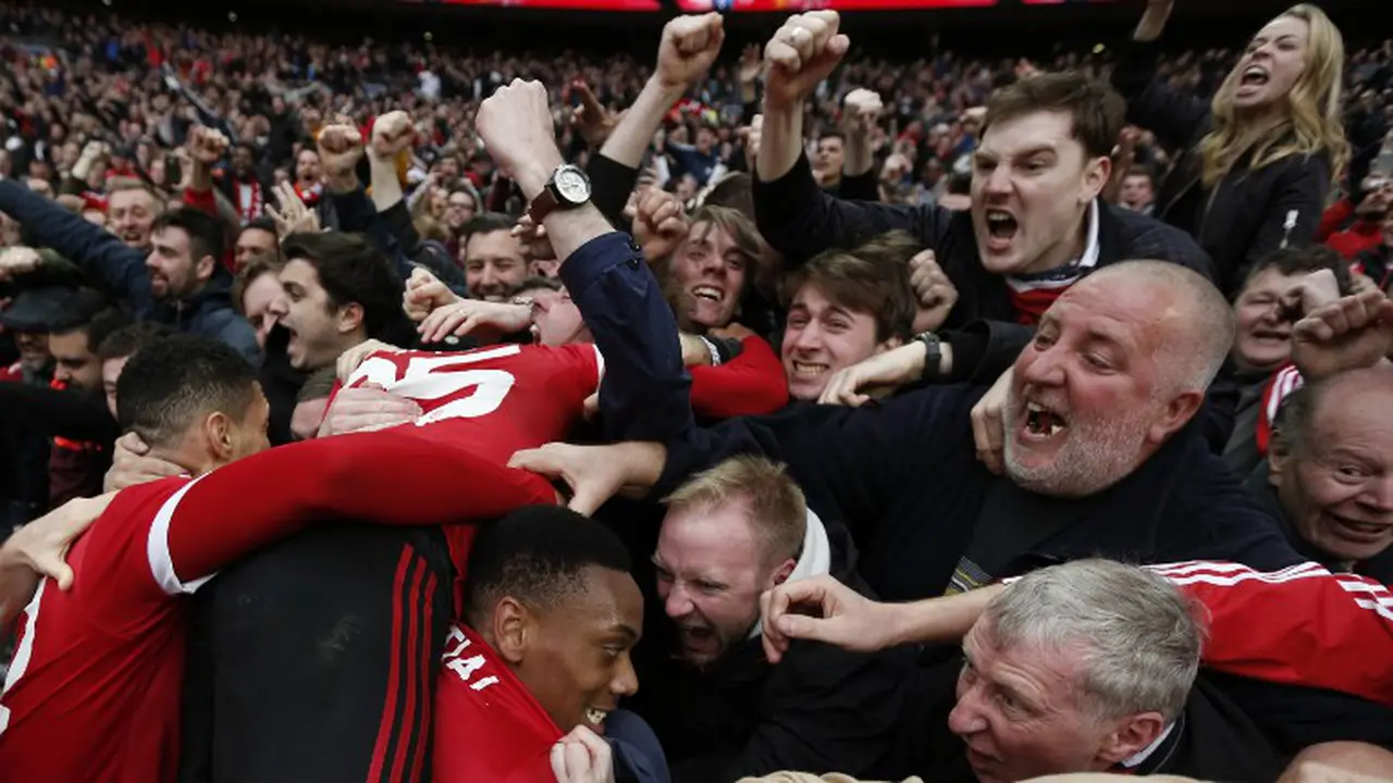 MU vs Leicester 1-1: Fans Rayakan Gol Cepat Martial 