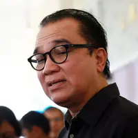 Tantowi Yahya saat berada di Rumah Duka RS Dharmais (Deki Prayoga/Bintang.com)