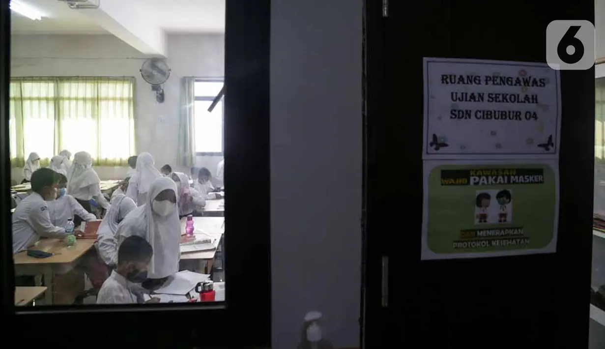 Sejumlah murid mengikuti pelajaran di SDN Cibubur 04, Jakarta, Jumat (13/5/2022). Kegiatan belajar di sekolah yang mencakup wilayah DKI Jakarta, Banten, dan Jawa Barat kembali dimulai pascalibur Lebaran. (Liputan6.com/Faizal Fanani)