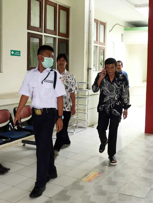 Turun dari mobil Rhoma berjalan langsung masuk ke dalam RSKO. Tanpa sepatah kata, ia datang dengan mengenakan baju batik lengan panjang yang sedikit digulung. (Nurwahyunan/Bintang.com)