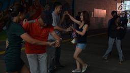i Salsa menari di terowongan Kendal, Jakarta, Jumat (28/6/2019). Aksi komunitas salsa ini dilakukan untuk menghibur para pejalan kaki yang melintas di terowongan dekat Stasiun Sudirman tersebut. (Merdeka.com/Imam Buhori)