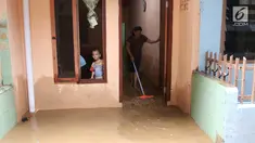 Warga membersihkan rumah mereka akibat banjir yang melanda Kampung Melayu, Jakarta Timur, Senin (25/6). Ketinggian air di Sungai Ciliwung meningkat sehingga merendam sejumlah wilayah di Jakarta. (Liputan6.com/Arya Manggala)