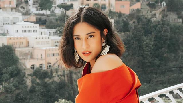 4 Gaya Dian Sastrowardoyo Gunakan Sneakers Mana Favoritmu Fashion Fimela Com