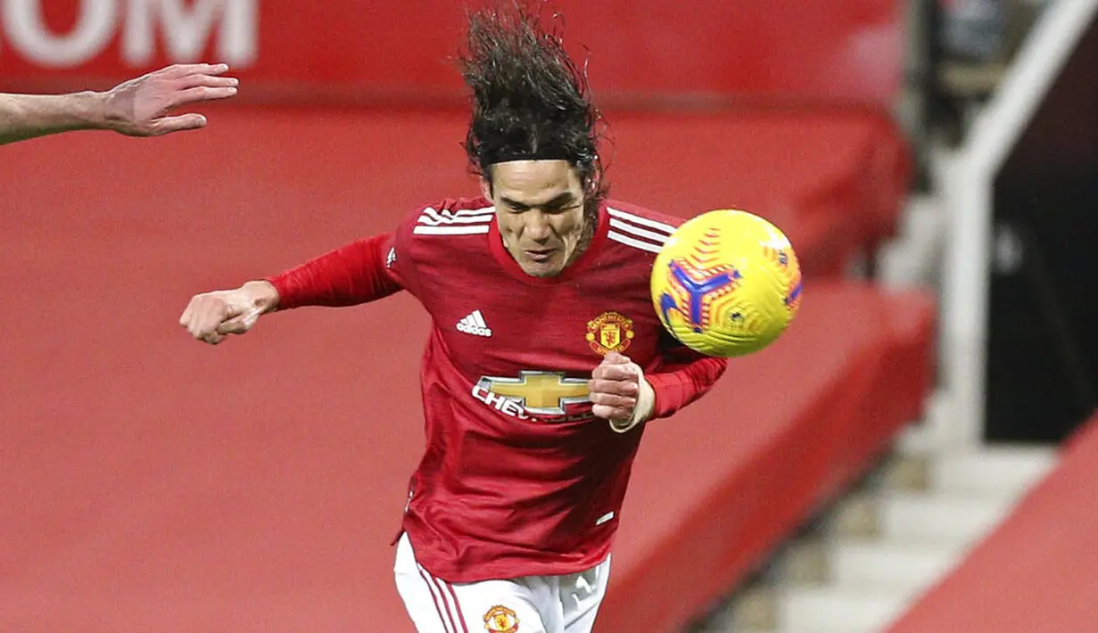 Edinson Cavani - Bomber Setan Merah ini masih mampu menjaga ketajaman di depan gawang lawan meski sudah tak muda lagi. Tercatat 16 gol dan lima assist telah ia torehkan untuk Manchester United. Peforma apik ini diharapkan bisa terulang kala MU menghadapi Villarreal. (Alex Pantling/Pool via AP)