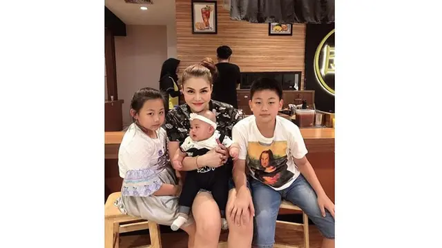 Ia kerap menghabiskan waktu bersama anak tirinya dengan hang out.