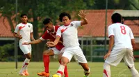 Pemain tengah Timnas Indonesia U23, Rizky Ahmad Sanjaya Pellu (kedua dari kanan), berebut bola dengan salah satu pemain Pra PON DKI Jakarta di lapangan SPH Karawaci, Tangerang, (9/9/2014). (Liputan6.com/Helmi Fithriansyah)