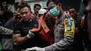 Petugas kepolisian membawa keluar jenazah pembunuhan di Jalan Pulomas Utara Nomor 7A, Kayuputih, Pulogadung, Jakarta, Selasa (27/12). Polisi tidak menemukan barang berharga yang hilang dalam peristiwa tersebut. (Liputan6.com/Faizal Fanani)