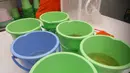 Seorang staf Eliminate Dengue Project (EDP) Yogyakarta memberikan makan nyamuk Wolbachia Pengendali alami DBD di Laboratorium EDP Yogyakarta, (16/6).  EDP mengembangbiakan nyamuk pengendali DBD alami.(Boy Harjanto)