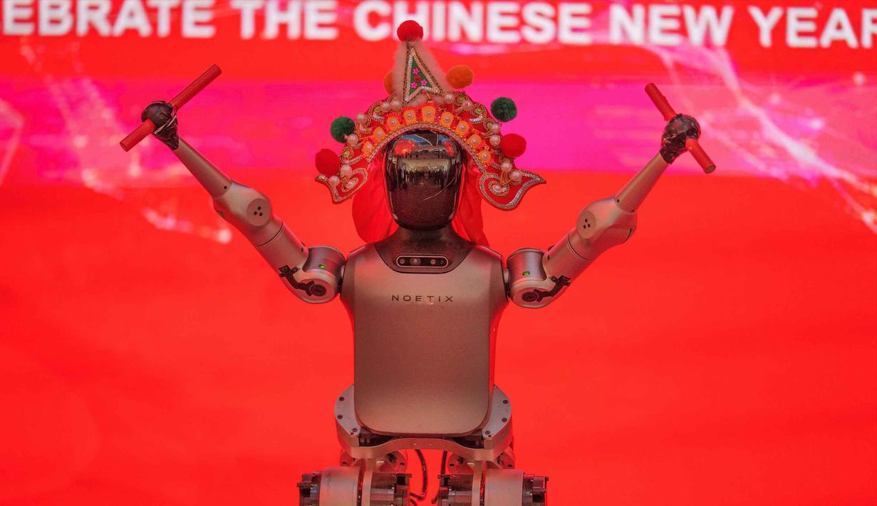 Sebuah robot humanoid yang mengenakan hiasan kepala tradisional dipamerkan selama pratinjau media pada pameran kuil robot menjelang Tahun Baru Imlek di Beijing, China, Jumat 13 Februari 2026. Sejumah robot humanoid tampil dalam pameran kuil robot untuk menyambut Tahun Baru Imlek di Beijing, China. (AP Photo/Vincent Thian)