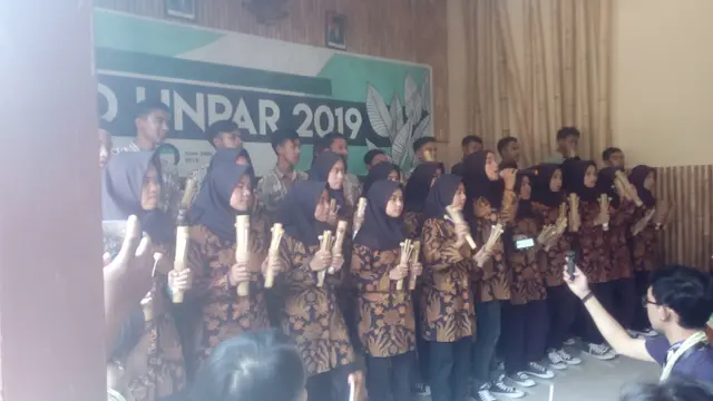 Kelompok kesenian warga kecamatan Selawi tengah menampilkan kesenian lokal dengan alat musik Celenungdari bahan bambu dalam penyambutan SEED Unpar di Aula Selaawi