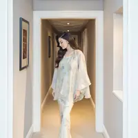 One set printed silk blouse warna cerah dapat memberi impresi elegan secara instan. Lihat saja tampilan Raline Shah satu ini. [@ralineshah]