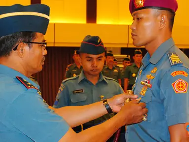 Citizen6, Surabaya: Pendidikan aplikasi yang seluruhnya diikuti perwira pertama berpangkat kapten ini, hanya berlangsung selama dua bulan dan ditutup secara langsung Komandan Kobangdikal Laksda TNI Sadiman. (Pengirim: Penkobangdikal)