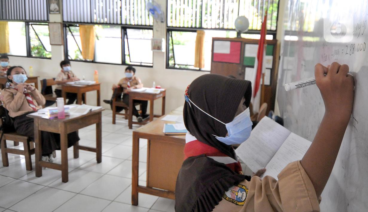 Siswa kelas V menggunakan hand sanitizer sebelum pelaksanaan pembelajaran tatap muka di SDN Pondok Labu 14, Jakarta Selatan, Rabu (7/04/2021). Mulai hari ini, Pemprov DKI melakukan pembelajaran tatap muka bagi 85 sekolah dari semua jenjang pendidikan hingga 29 April. (merdeka.com/Arie Basuki)