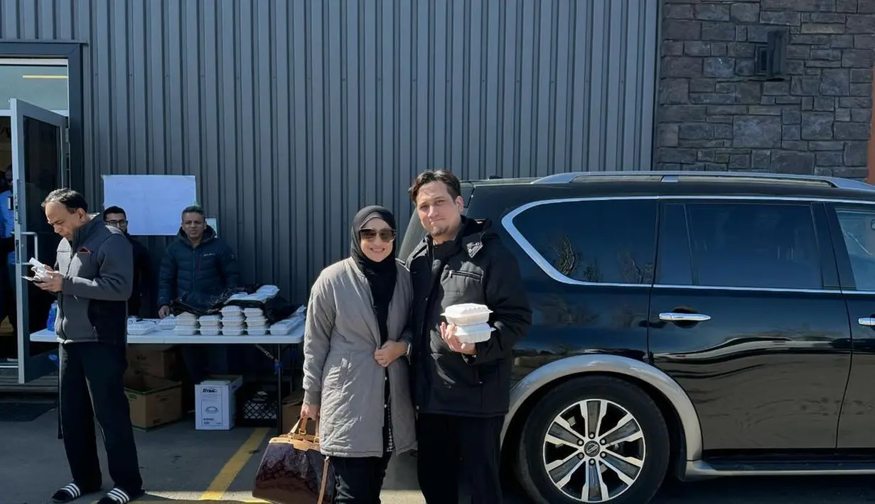 Temani sang suami jalani salat Jumat perdana di Alberta, Cindy tampil kece dengan long coat warna abu-abu yang dipadukan dengan hijab dan long pants warna hitam. Penampilannya dilengkapi dengan handbag dan kacamata hitam.  [@cindyfatikasari18]