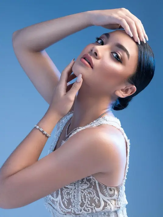 <p>Pasang pose tanpa senyum, pesona Angela Gilsha begitu terpancar dalam pemotretan ini. Meski menggunakan busana simpel dan rambut dikuncir, aktris sekaligus model ini tampak begitu menawan. (Liputan6.com/IG/@angelagilsha)</p>